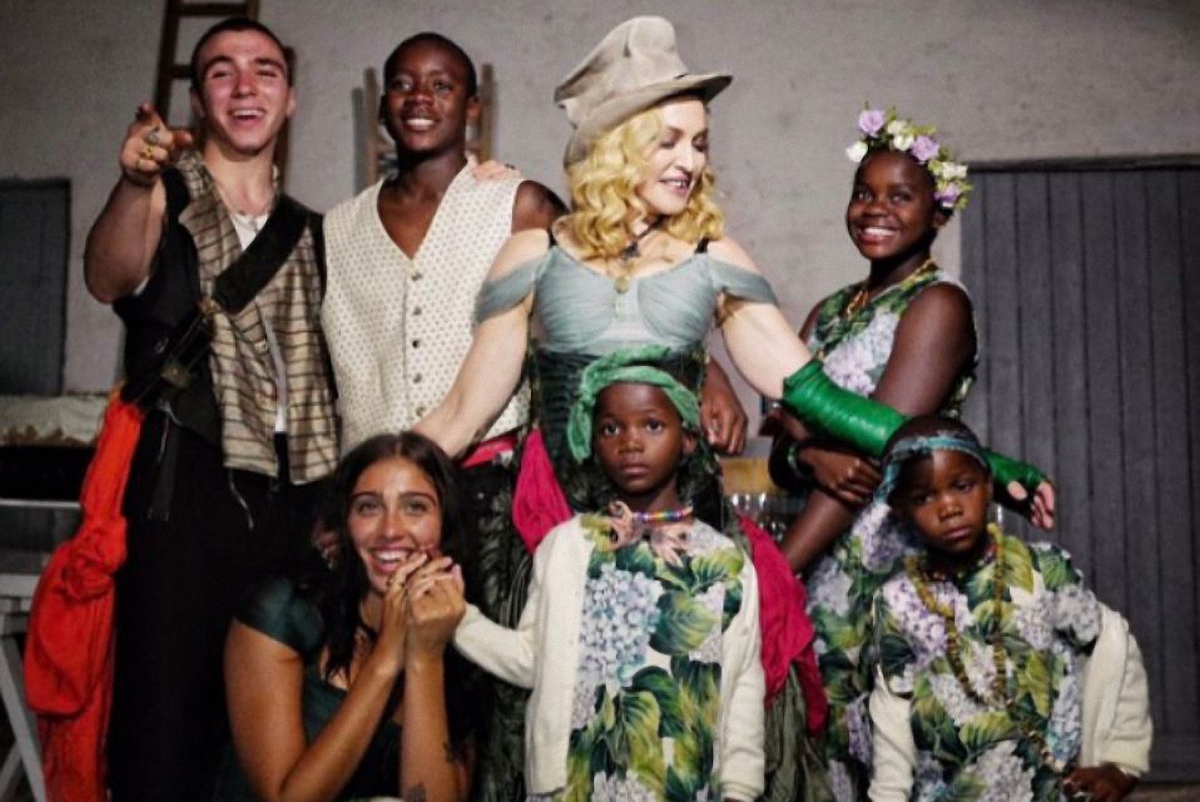 Мадонна показала детей - фото 1