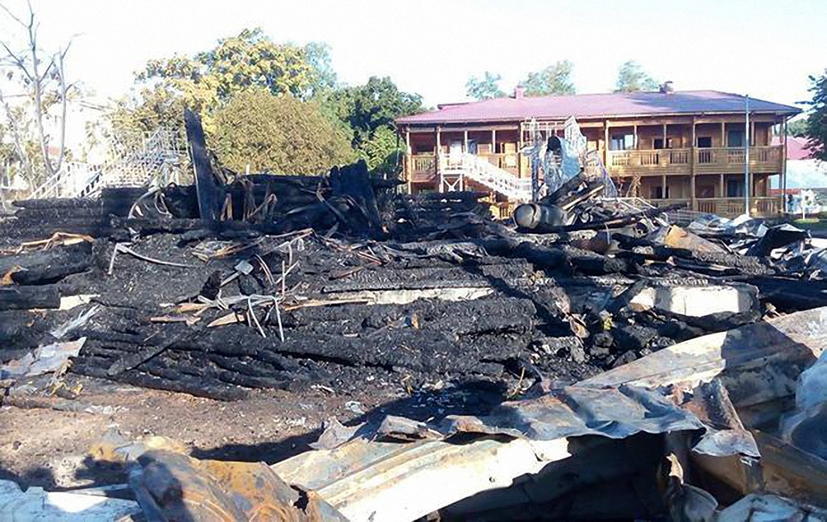 Последствия пожара в лагере "Виктория" - фото 1