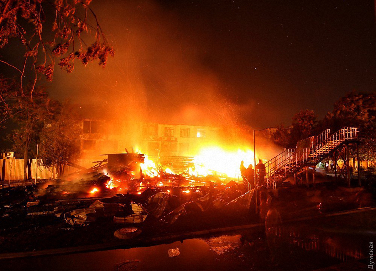 В Одессе горел лагерь "Виктория" - фото 1