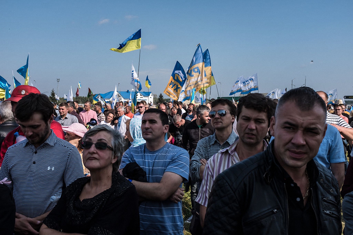 Люди втомились від брехні та "схем" - фото 1