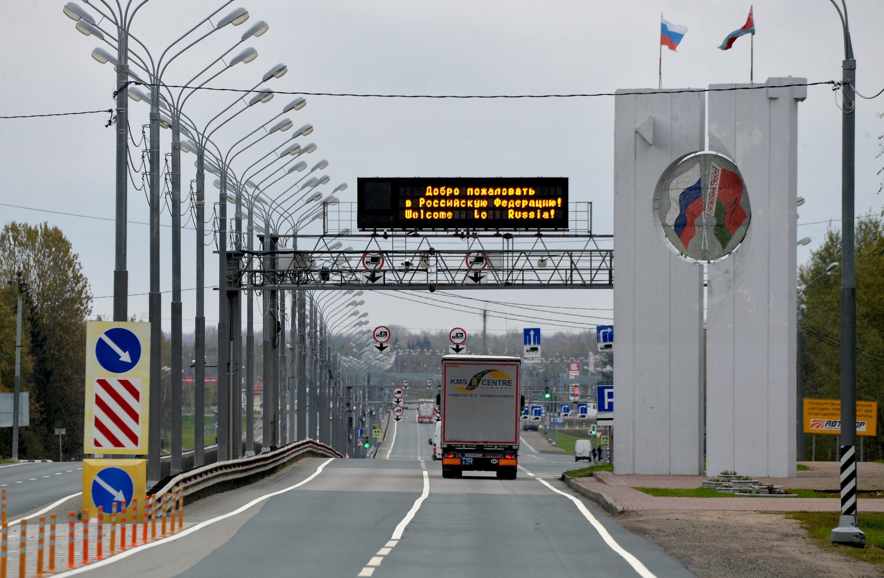 Украинцам рекомендовали воздержаться от пересечения границы Беларуси с РФ по земле - фото 1