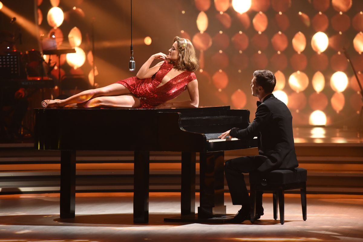 Танці з зірками: Могилевская во время второго эфира в красном платье и на рояле - фото 1