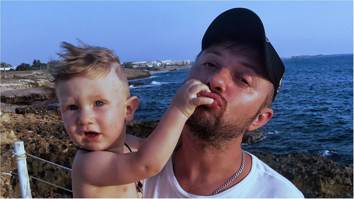 Александр Бережок с сыном Глебом на Кипре - фото 1