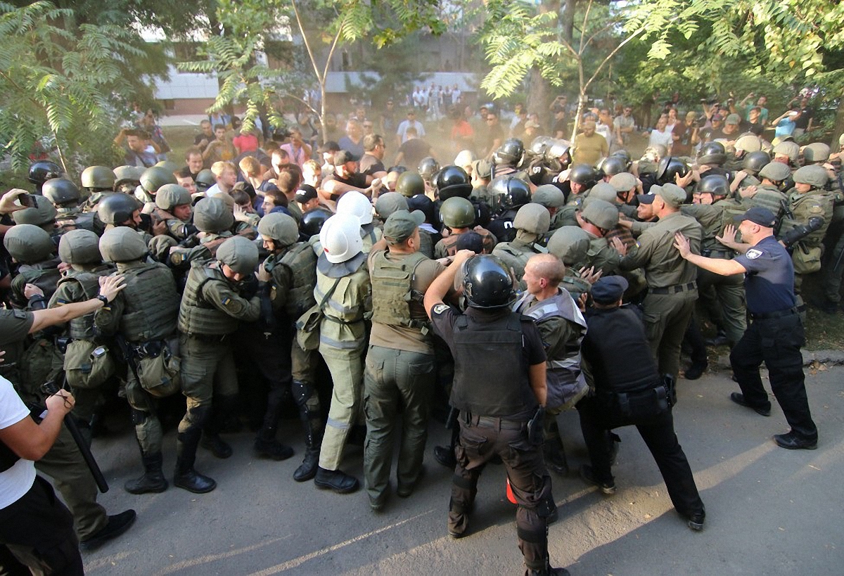 В ходе столкновения с безоружными активистами пострадало 20 полицейских - фото 1