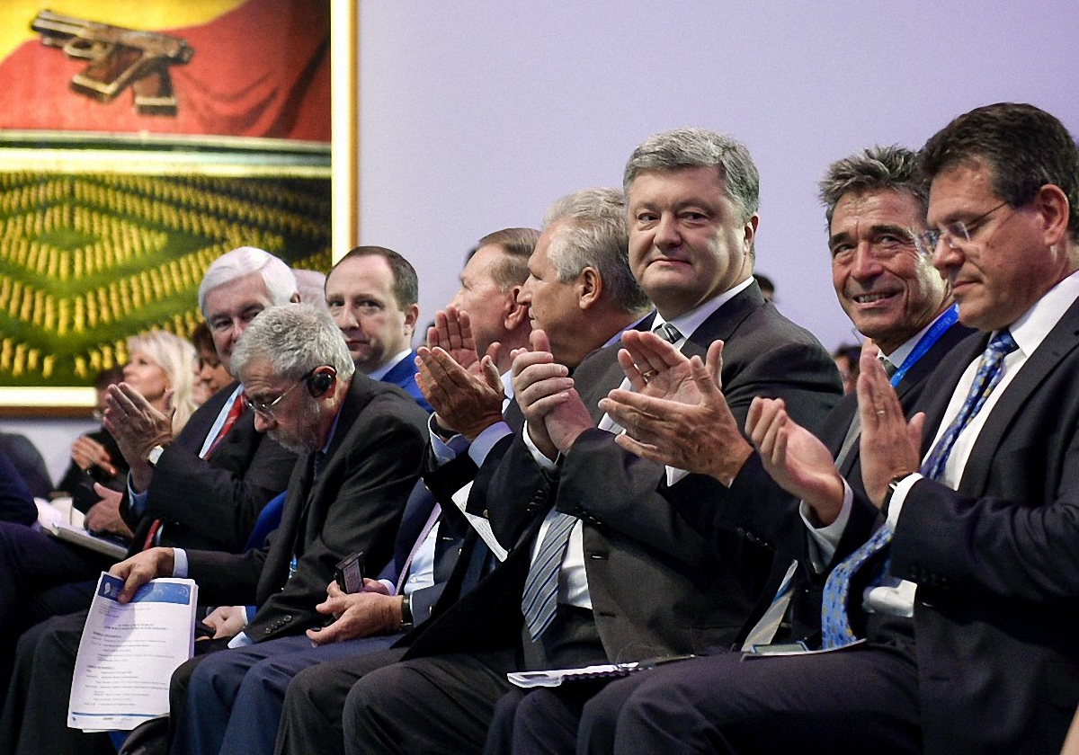 Президент Порошенко не стыдится сидеть рядом с Кучмой - фото 1