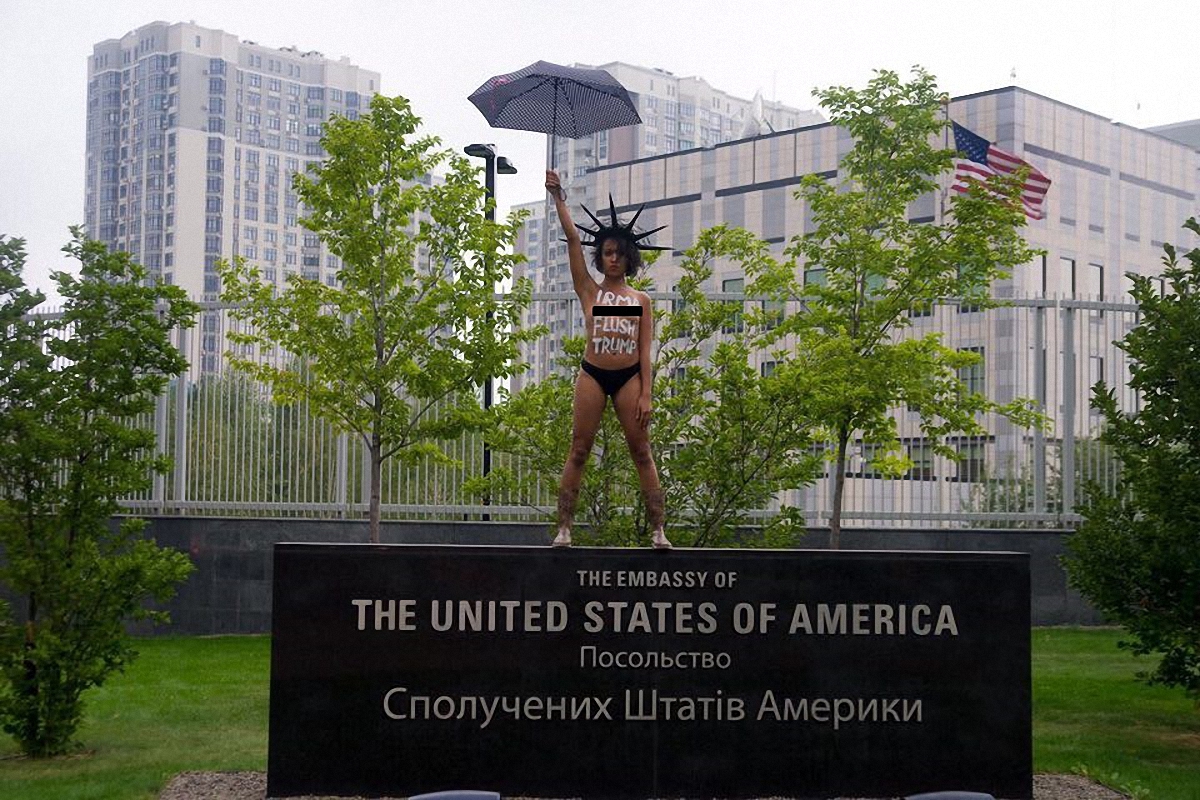 Активистка Femen у посольства США - фото 1