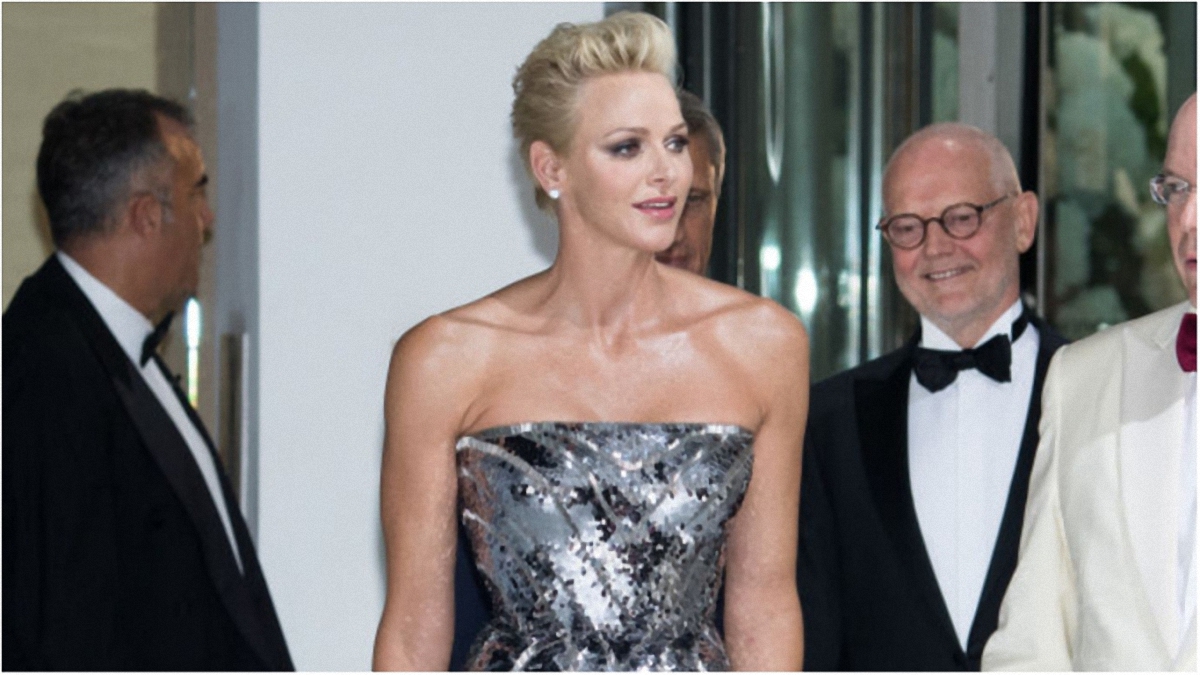 Княгиня Монако появилась в провокационном платье на показе Versace - фото 1