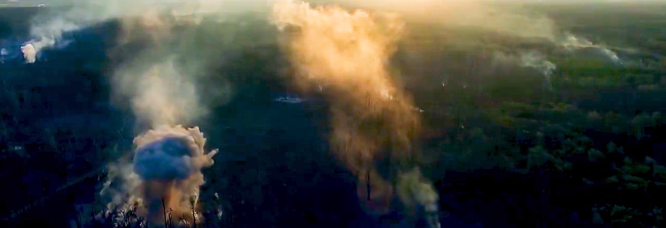 Кадр из видео тушения самолетами последствий взрывов боеприпасов в Калиновке - фото 1