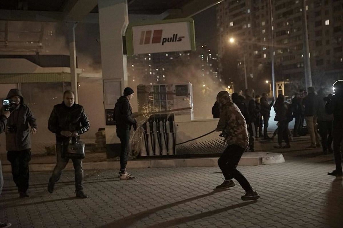 На АЗС в Киеве произошли столкновения - фото 1