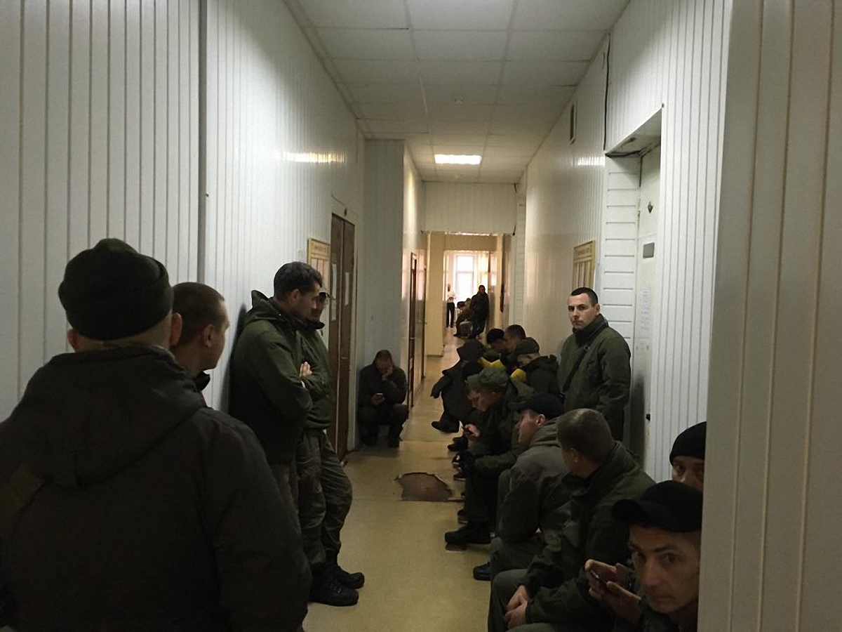 В Соломенский суд съезжаются поддерживающие Авакова люди - фото 1