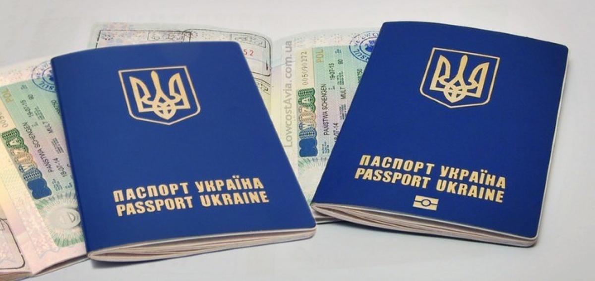 Украинцы массово обращаются за новыми загранпаспортами - фото 1