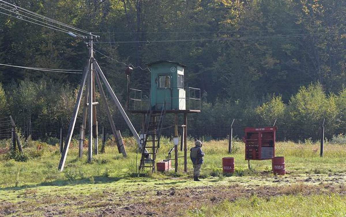 Возле воинской части задержали уроженца Закарпатской области  - фото 1