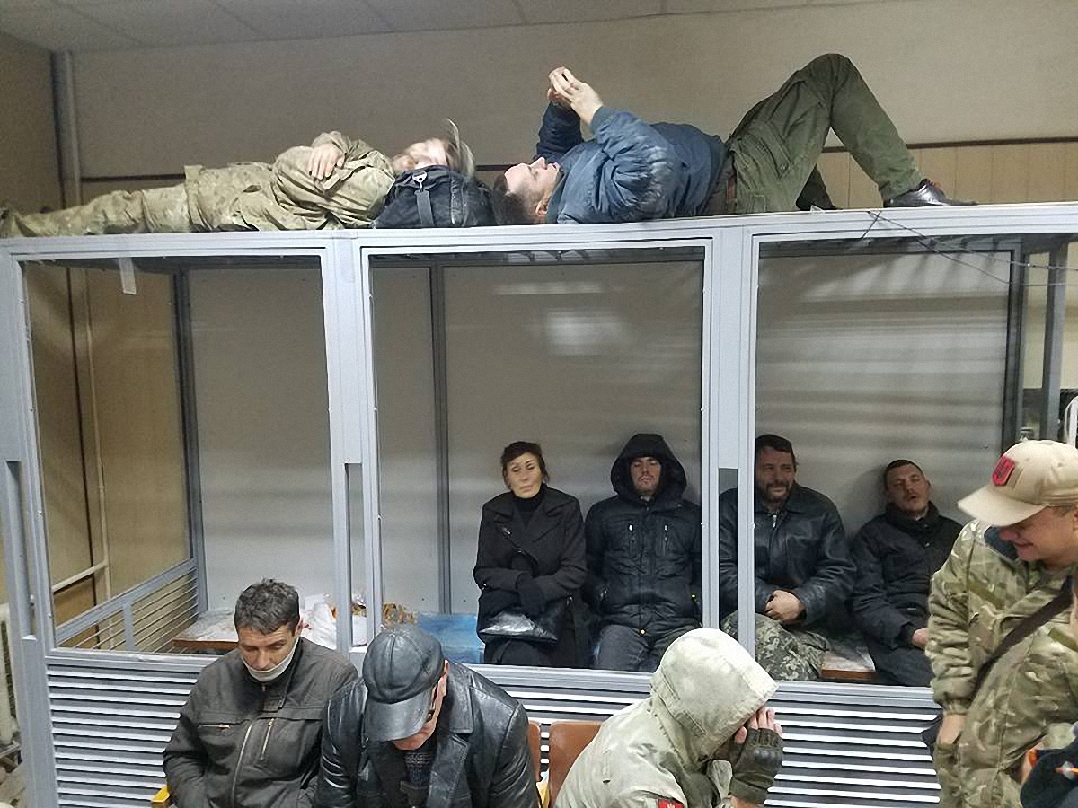 Сторонники Кохановского устроили дебош в зале Святошинского суда - фото 1