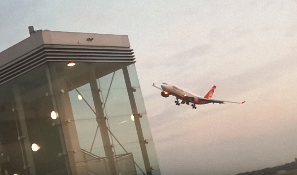 Пилот компании Air Berlin устроил "круг почета" в аэропорту Дюссельдорфа - фото 1
