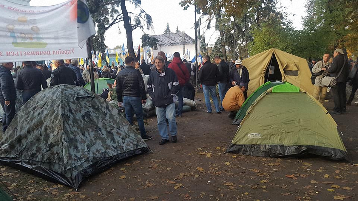 Под Верховной Радой активисты потолкались с полицейскими - фото 1