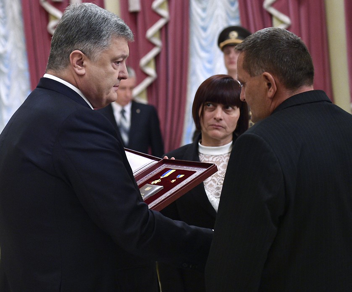 Порошенко наградил Александра Капуша, который погиб в АТО - фото 1