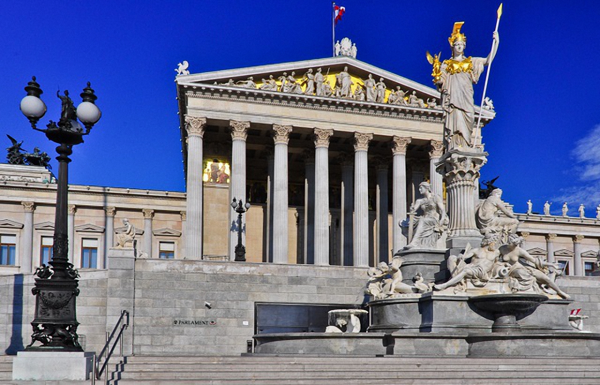 Выборы в парламент Австрии проходят за год до запланированного срока из-за развала коалиции - фото 1