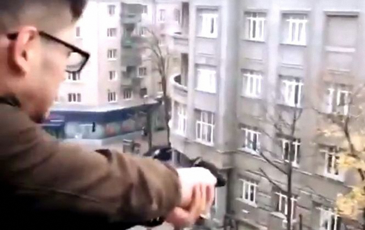 В центре Харькова парень открыл стрельбу с балкона - фото 1
