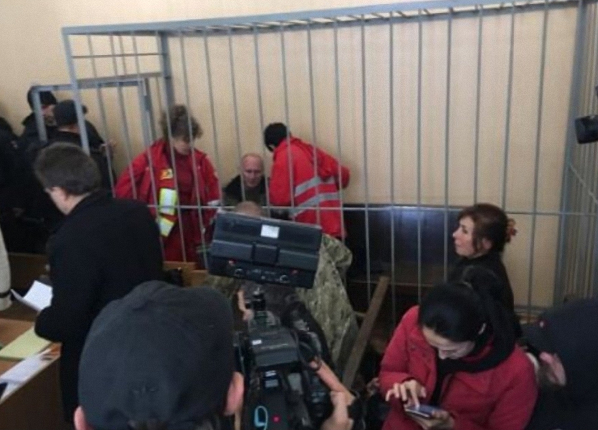 Кохановского отвезли в больницу из здания суда - фото 1