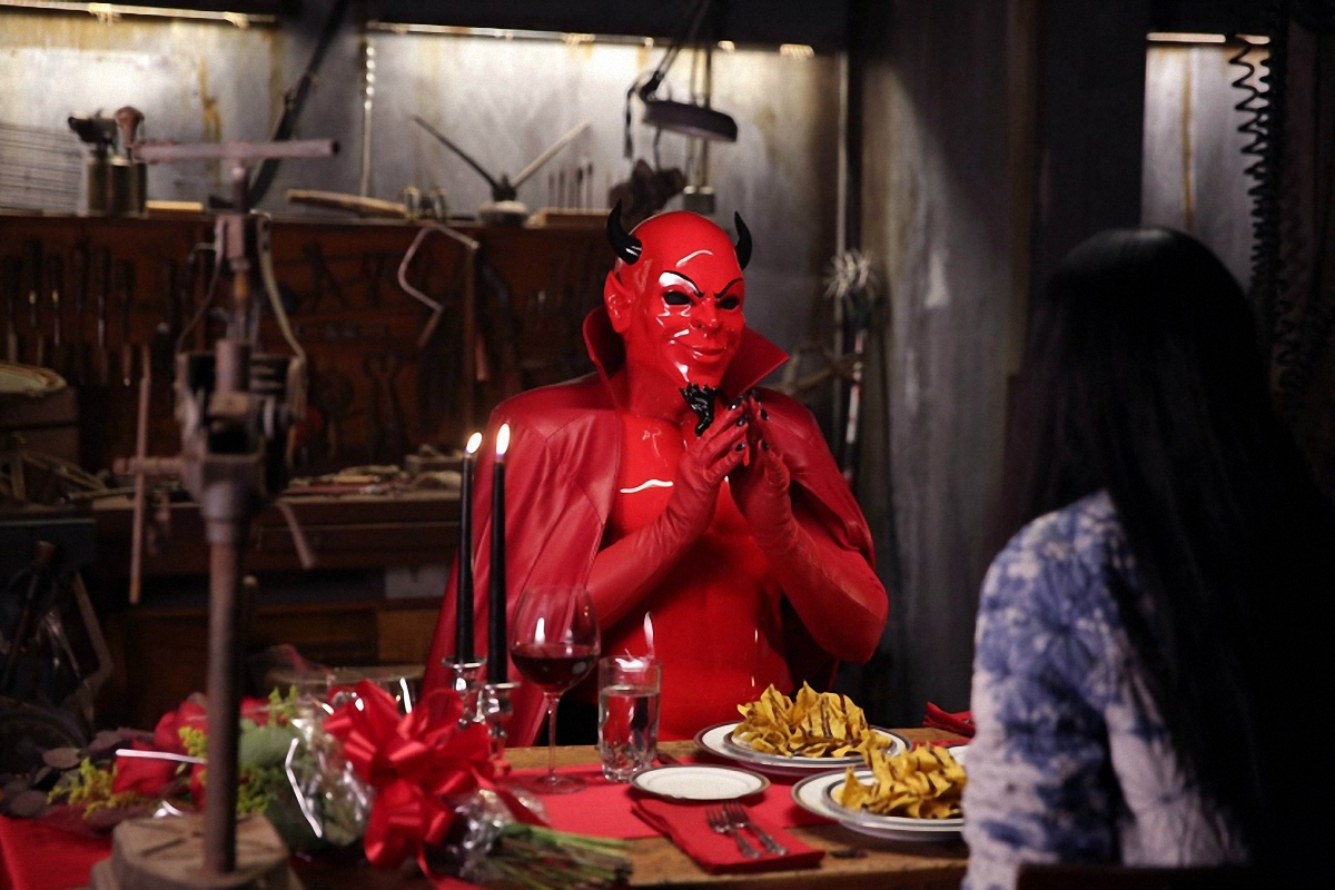 Хэллоуин 2017: Красный Дьявол из сериала Королевы крика - фото 1