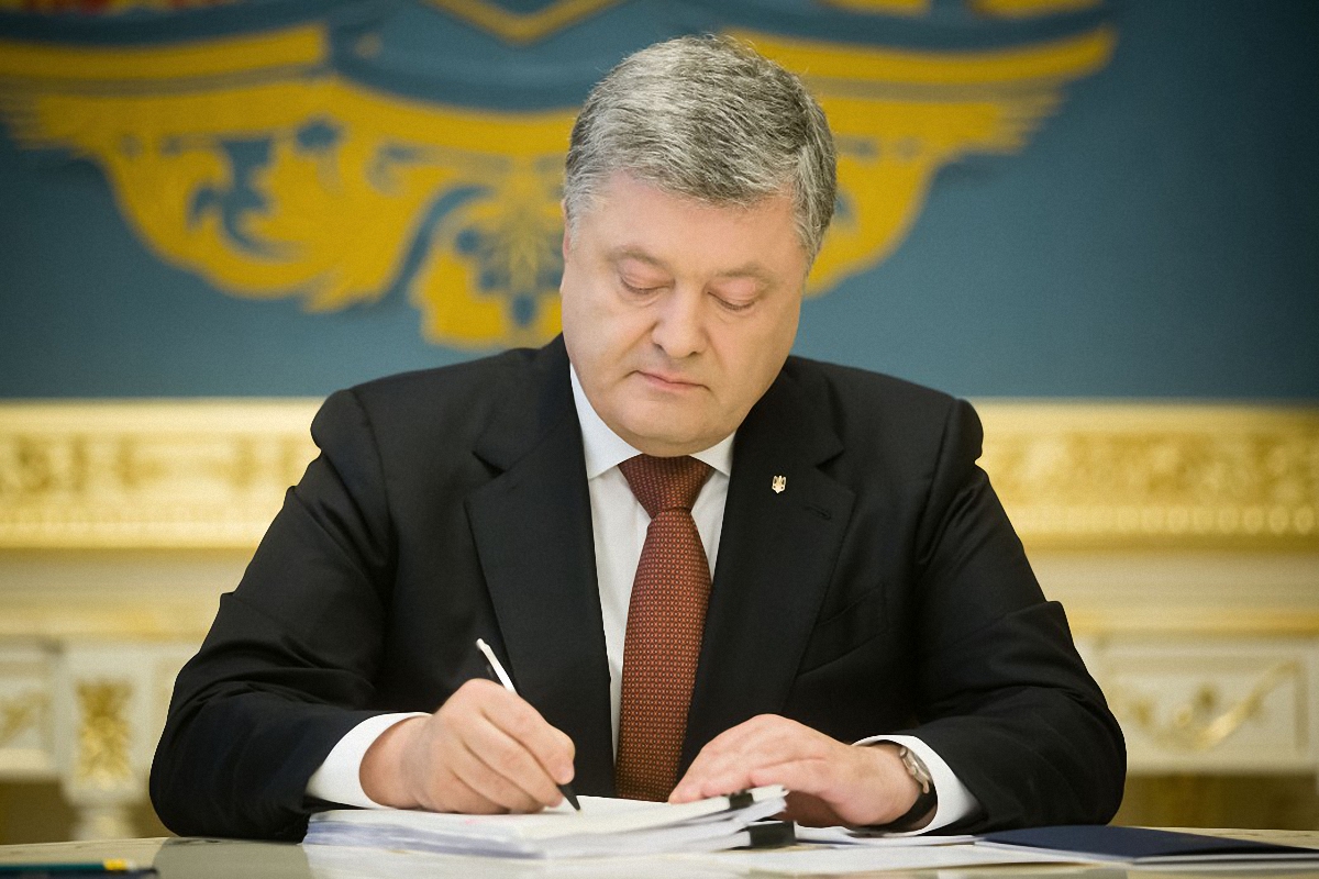 Порошенко подписал закон  о мирном урегулировании ситуации на Донбассе - фото 1