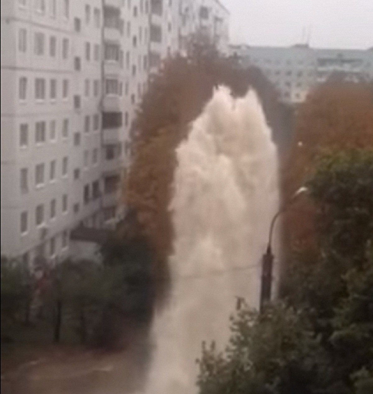 В Харькове прорвало асфальт сильным напором воды - фото 1