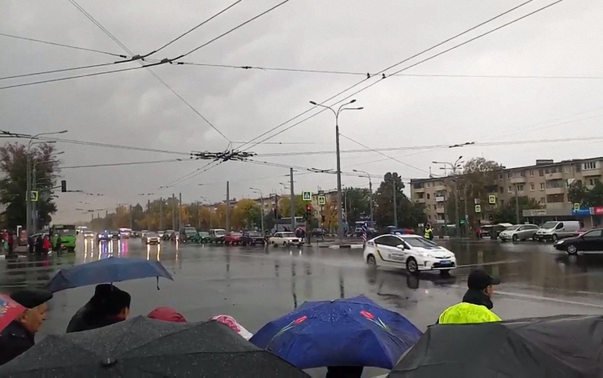 Харьковчане возмущены огромным кортежем Авакова, заблокировавшим дорогу - фото 1