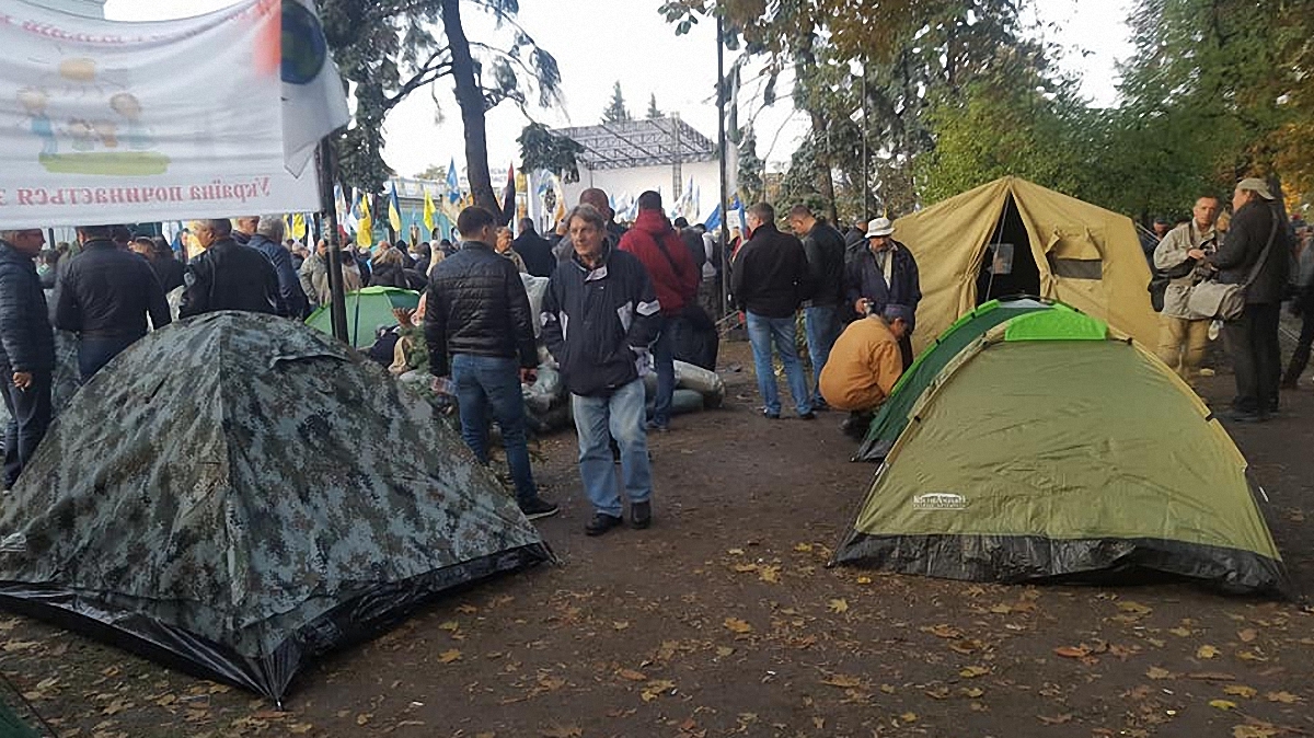 Активисты установили под Радой палатки  - фото 1