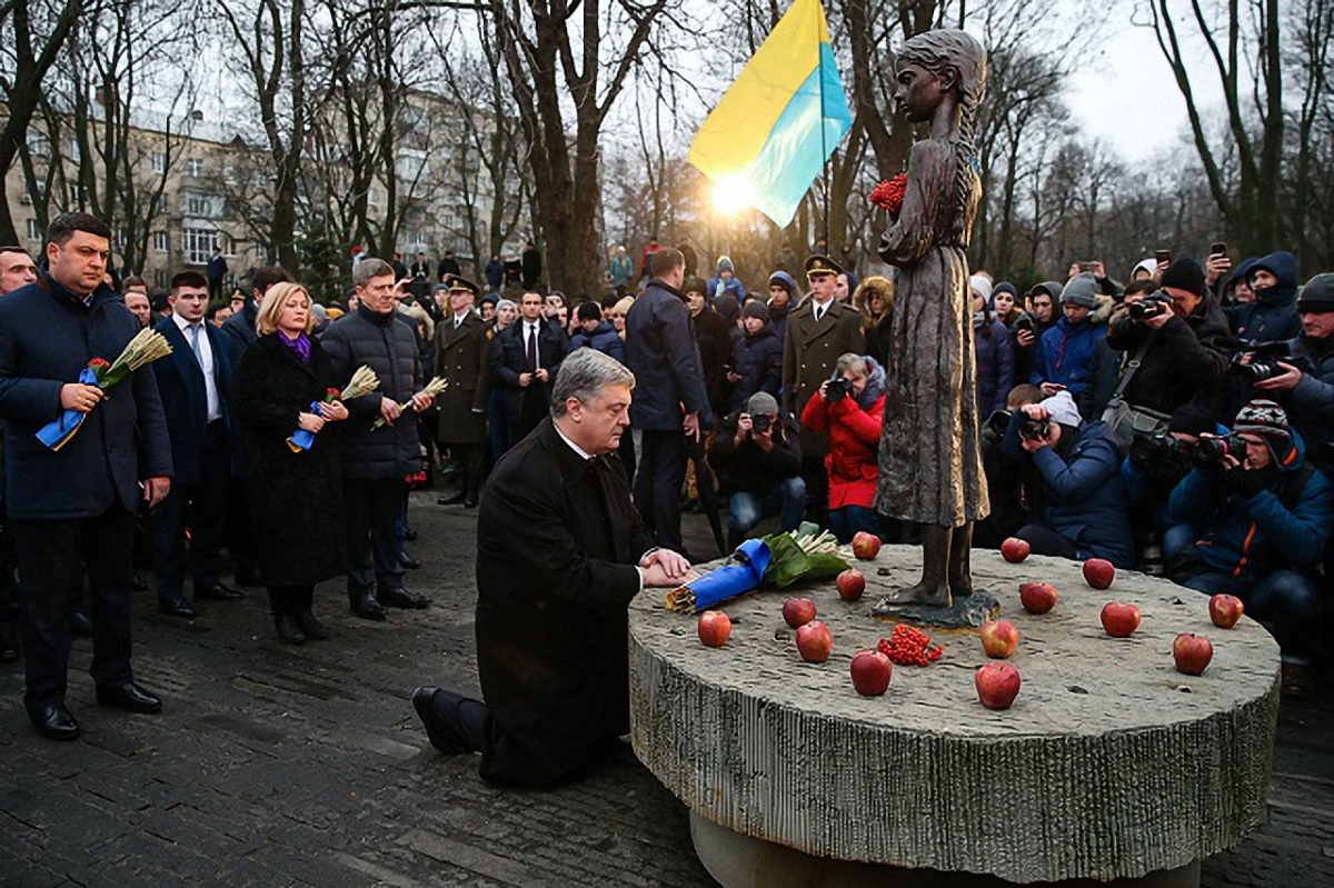 Петр Порошенко возле скульптуры "Дочь - Украина" - фото 1