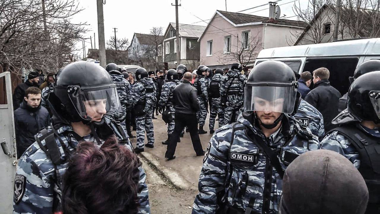 Российские боевики снова пришли с обысками к крымским татарам - фото 1