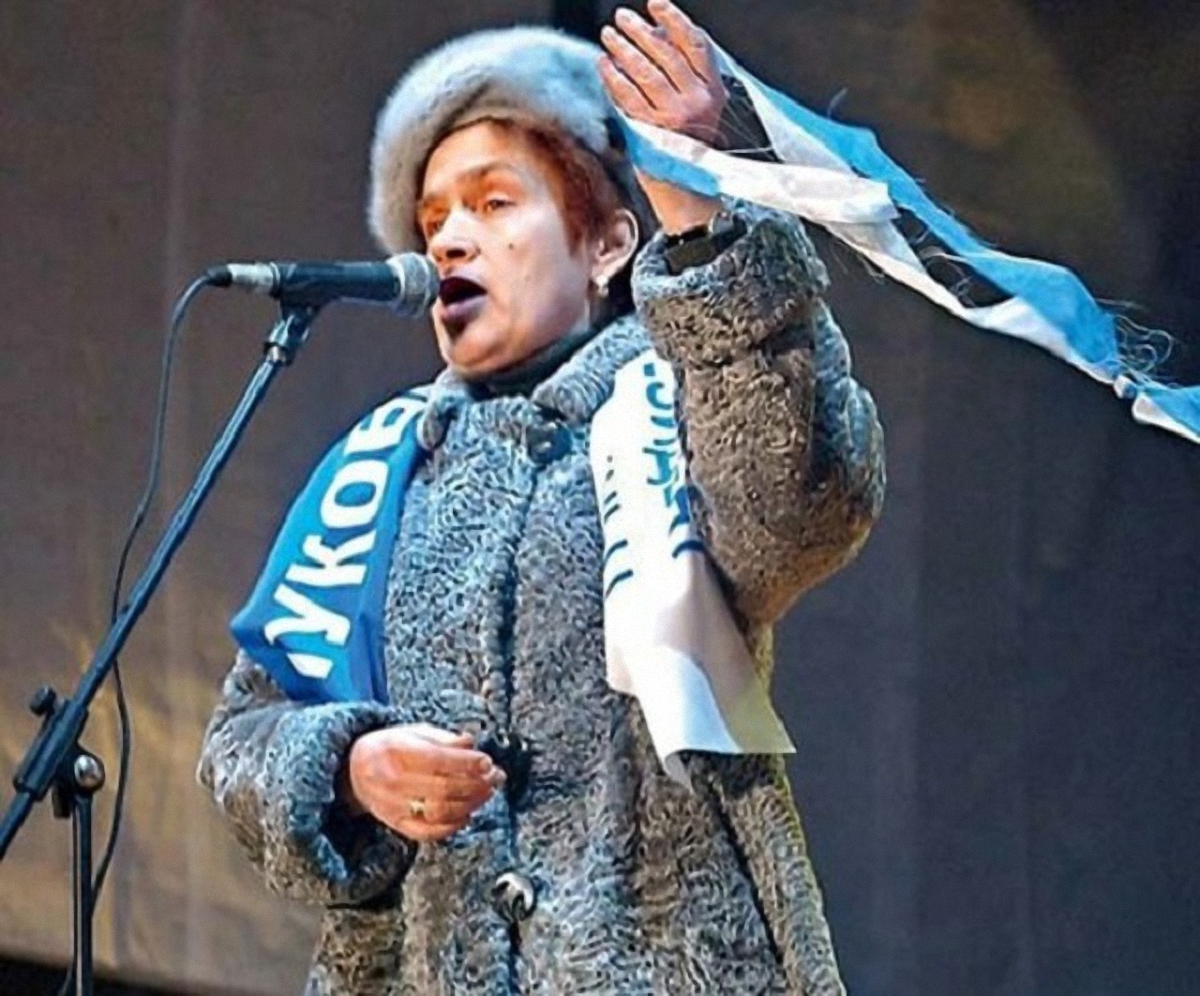 Людмила Янукович на митинге в Донецке 2004 год - фото 1