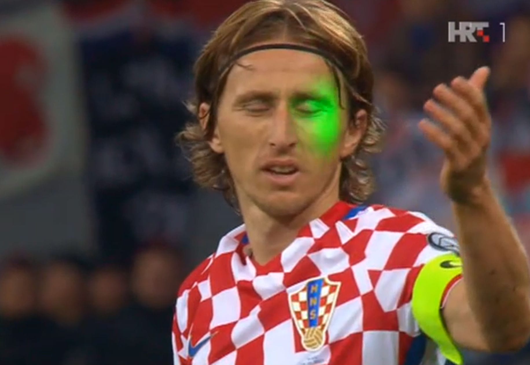 За использование лазера во время матча Украина - Хорватия ФФУ придется заплатить 35 тысяч швейцарских франков - фото 1