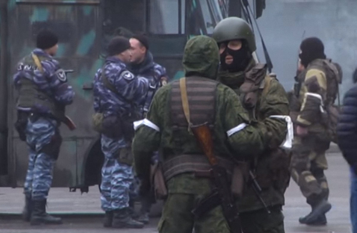 Вооруженные боевики перекрыли "правительственный квартал" в Луганске - фото 1