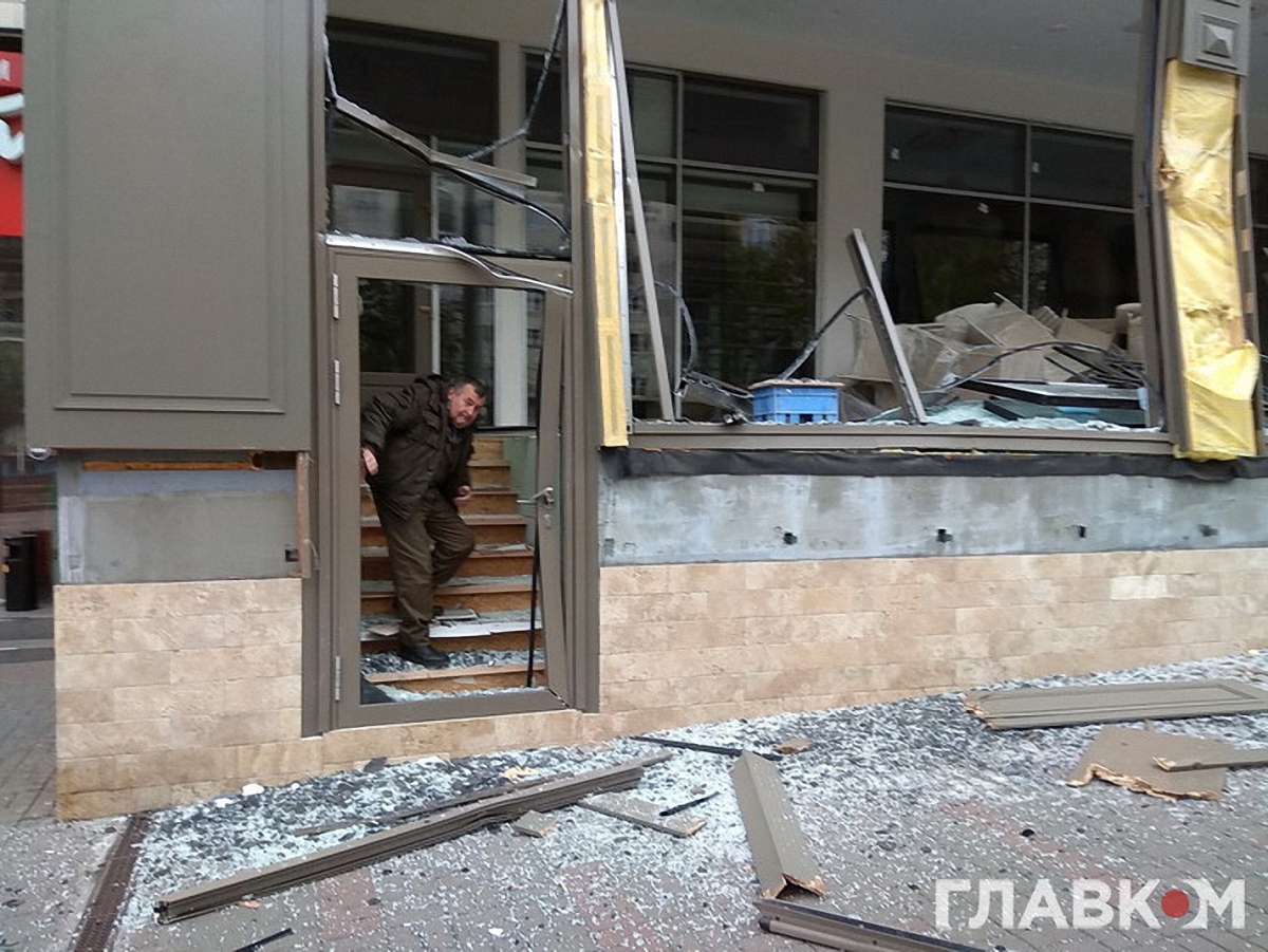 Около 20 титушек разрушили мебельный магазин в центре Киева - фото 1