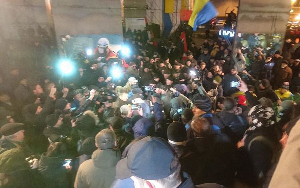 На Майдане произошла потасовка 21 ноября - фото 1