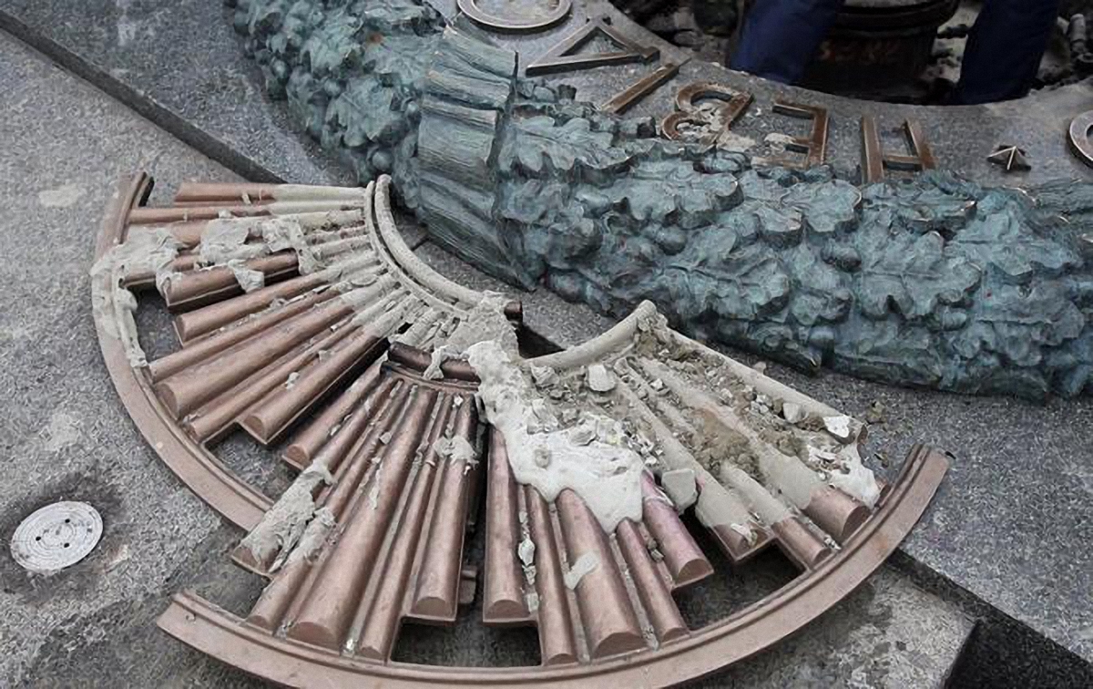 Неизвестные залили "Вечный огонь" в Киеве цементом - фото 1