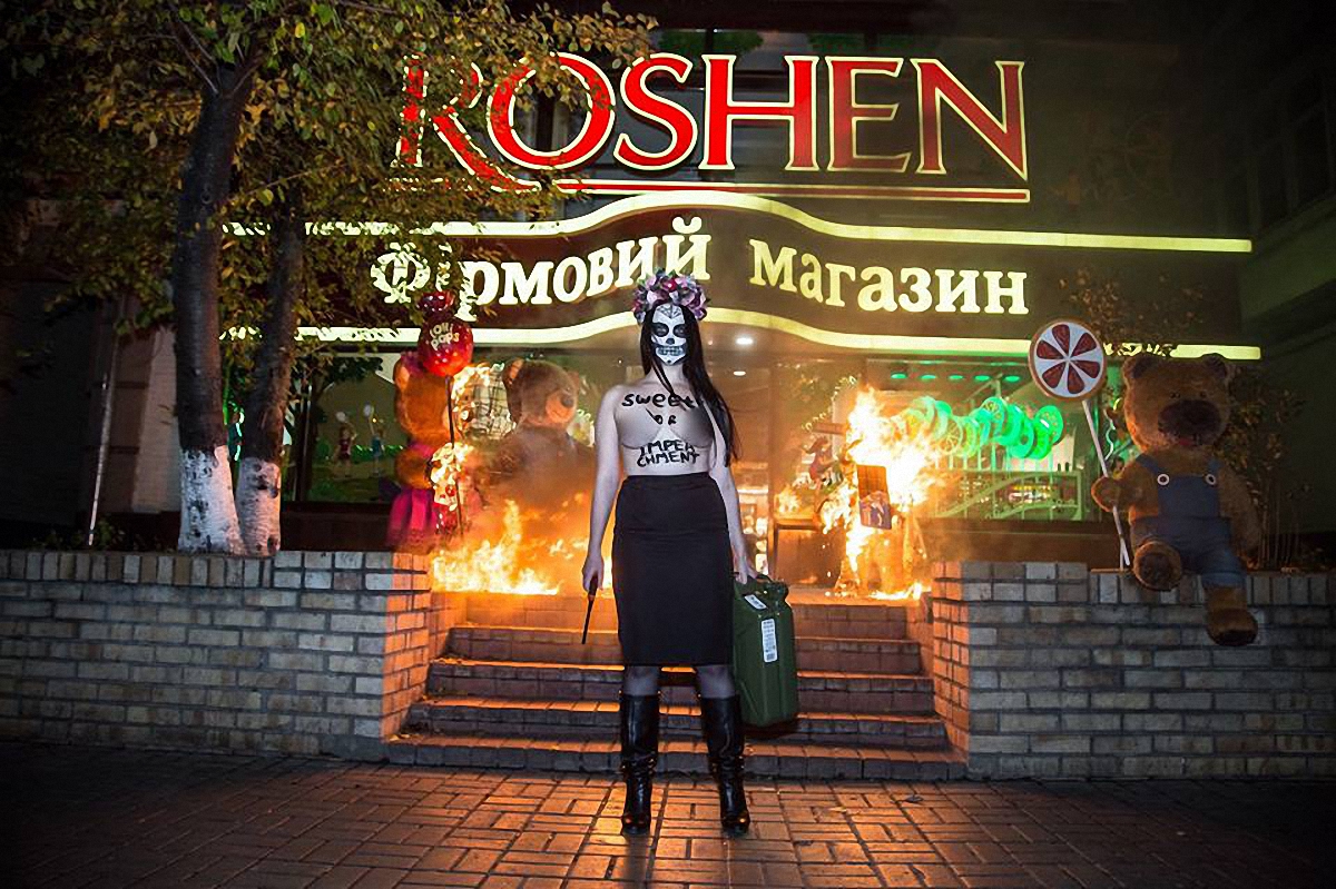 Femen устроили пожар и перформанс у магазина Порошенко - фото 1