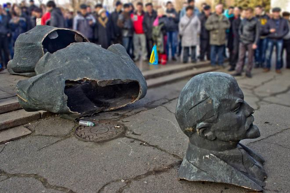 Более тысячи памятников демонтировали в Украине - фото 1