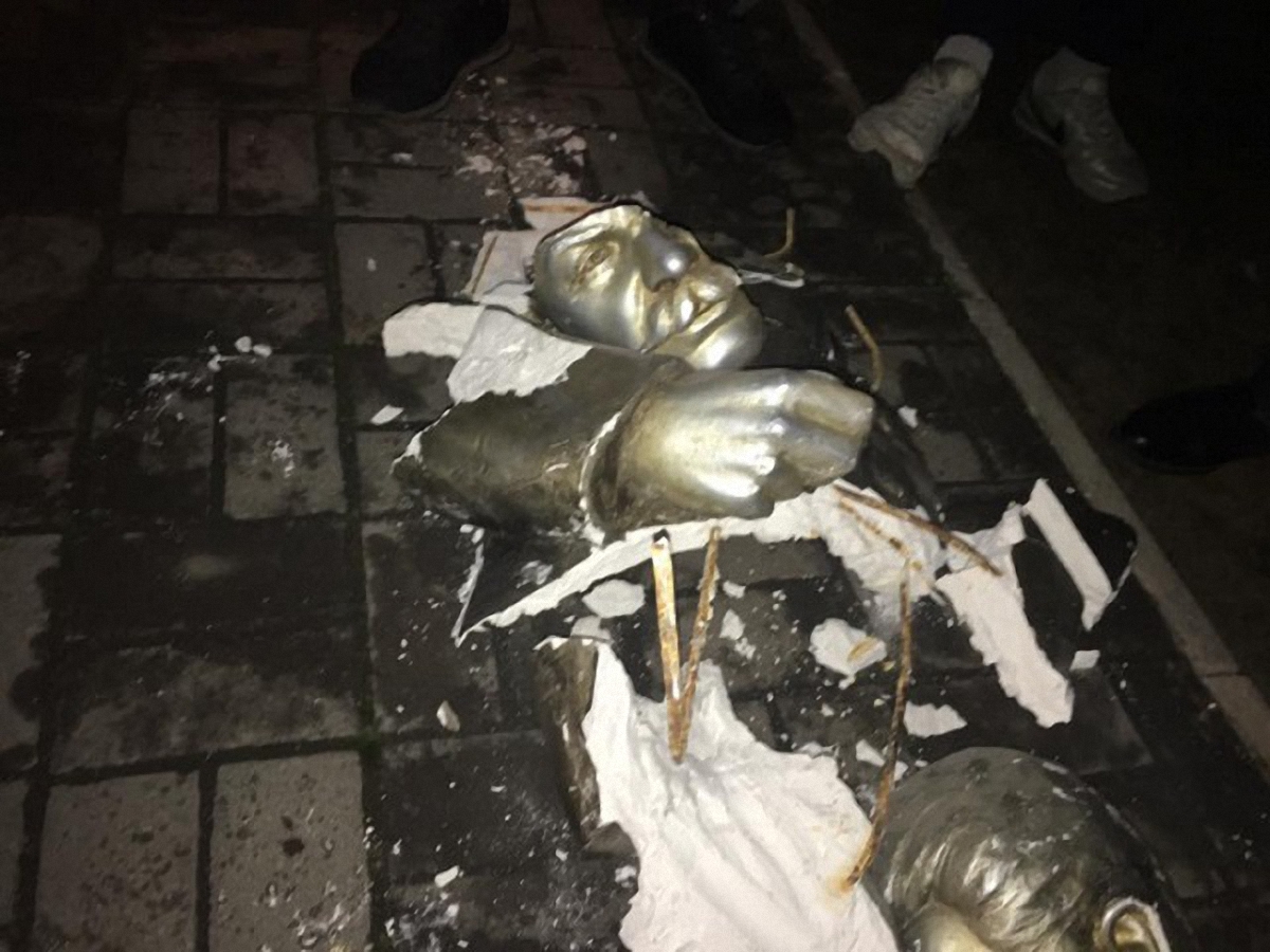 Разбитый бюст находился у здания местного обкома Компартии Украины - фото 1
