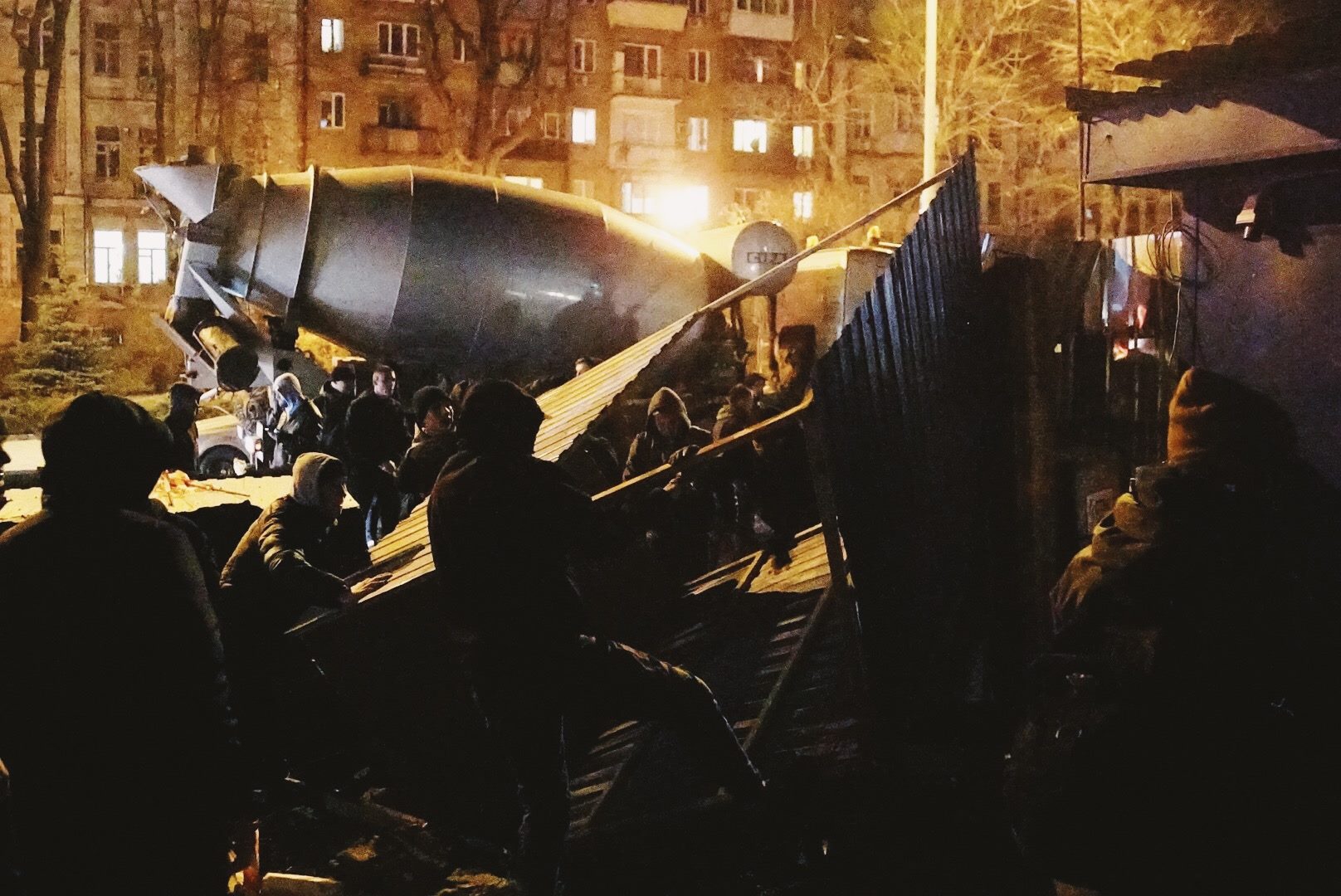 Представители "Национального корпуса" разнесли площадку скандальной застройки в Киеве - фото 1