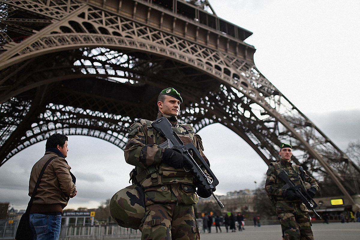 В Париже усилены меры безопасности - фото 1