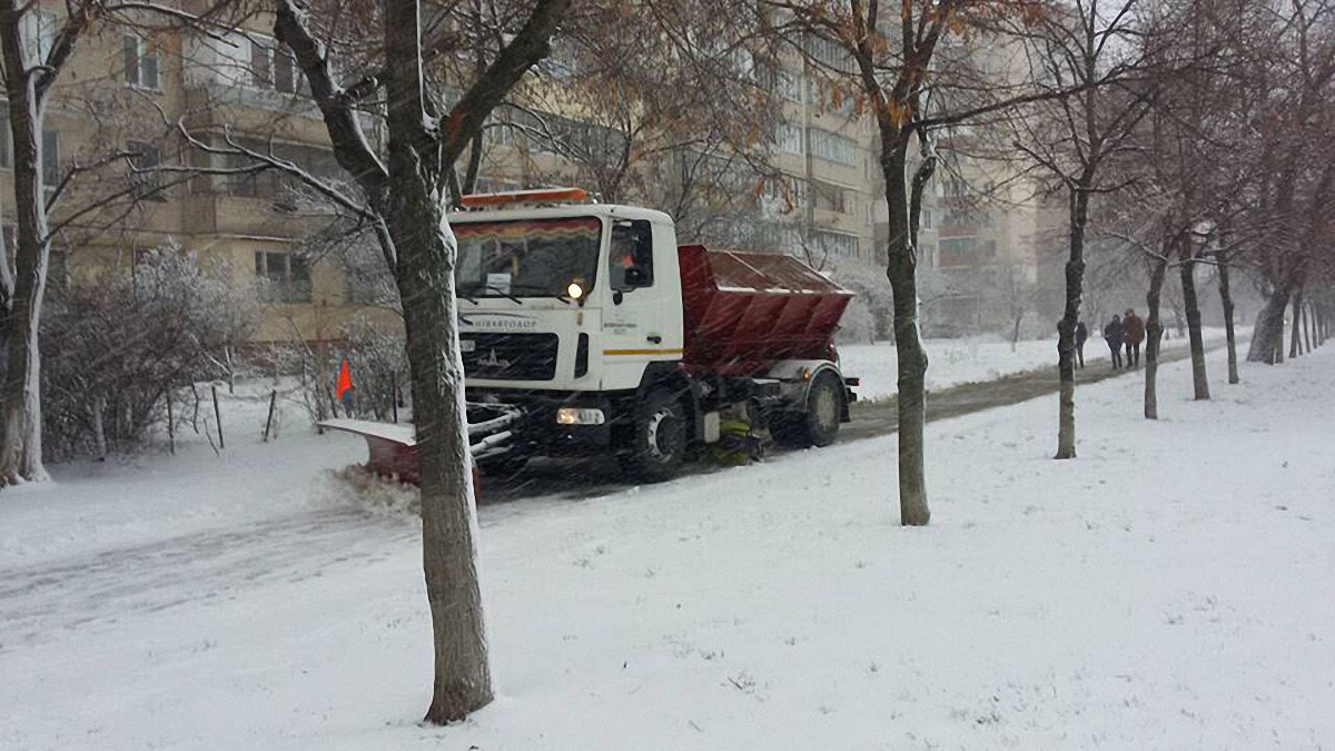 Киев засыпало снегом, 18 декабря 2017  - фото 1