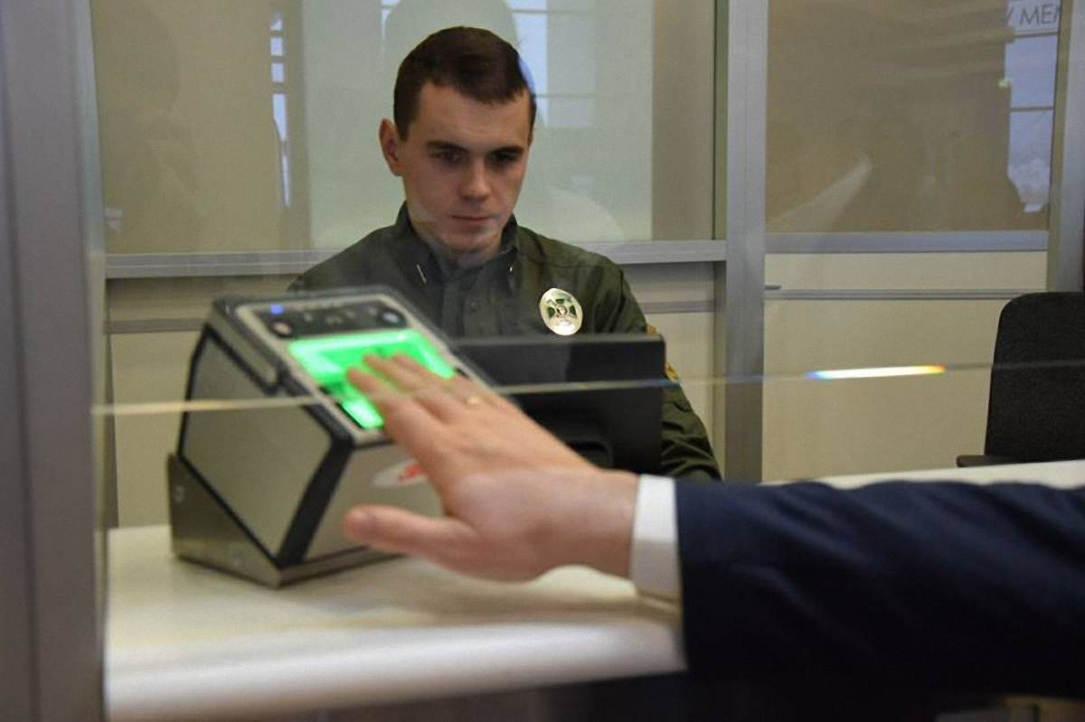На границах с РФ действует биометрический контроль - фото 1