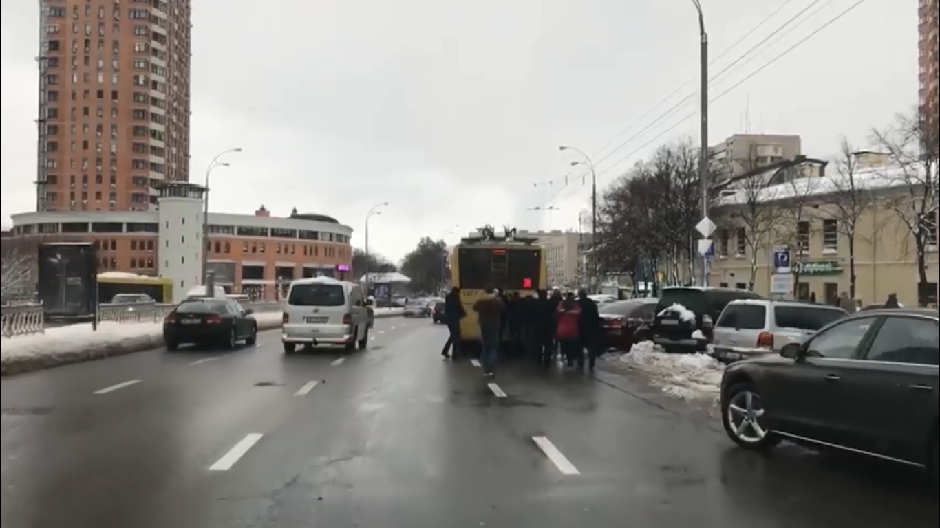 Киевский троллейбус толкали пассажиры  - фото 1