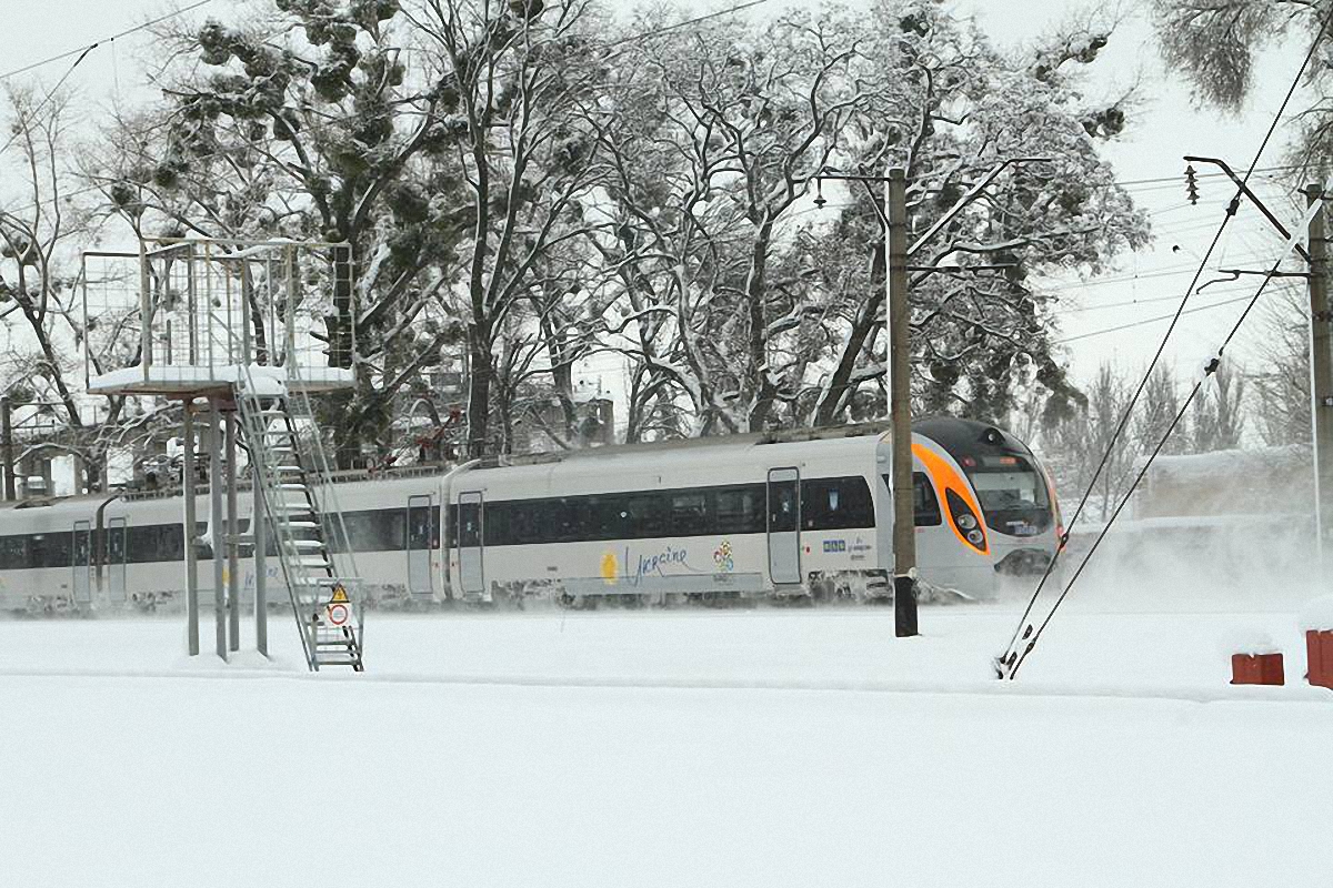 Часть поездов опаздывает из-за сильного снегопада - фото 1