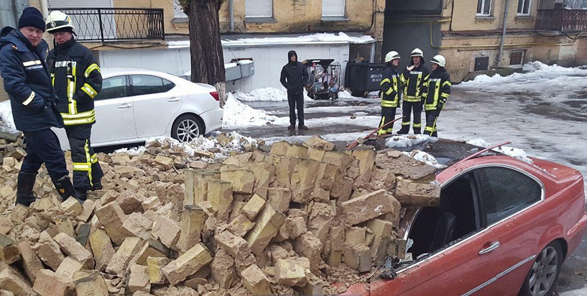 В центре Киева на машины обвалилась стена между домами - фото 1