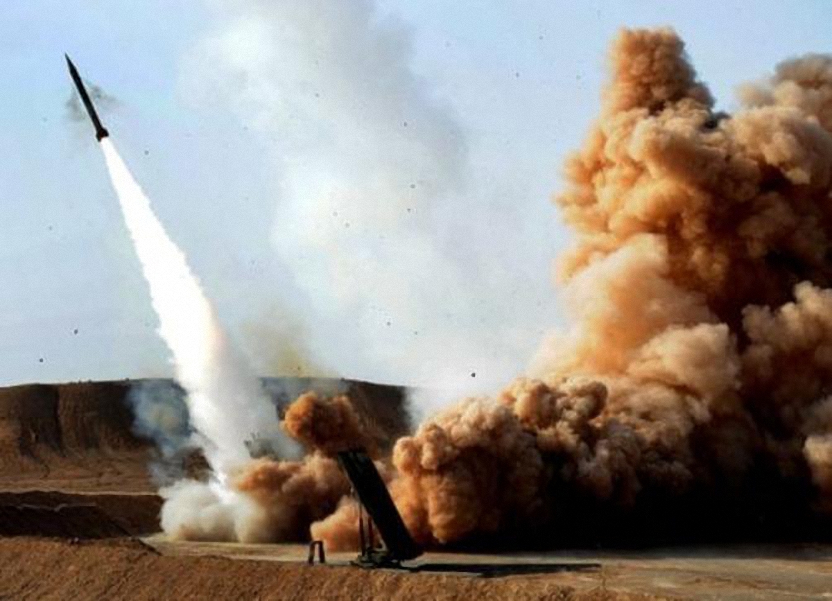 Саудовская Аравия перехватила ракету, запущенную по Эр-Рияду - фото 1