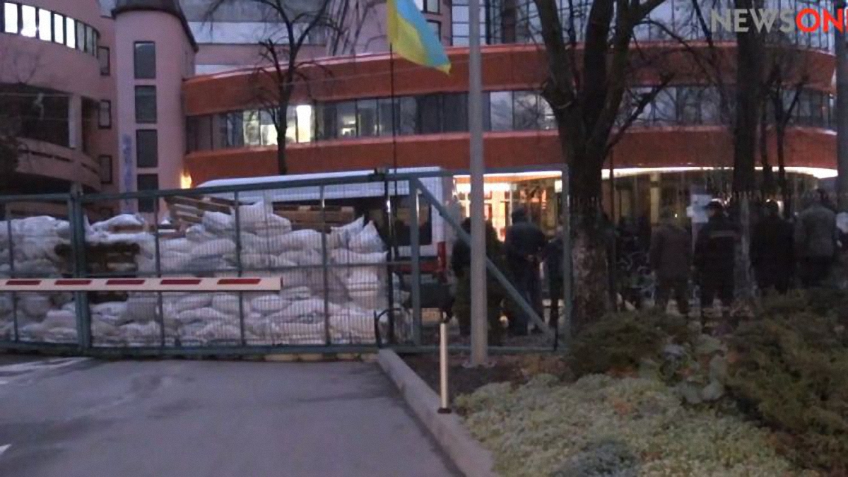 Неизвестные заблокировали вход в здание телеканала NewsOne в Киеве - фото 1