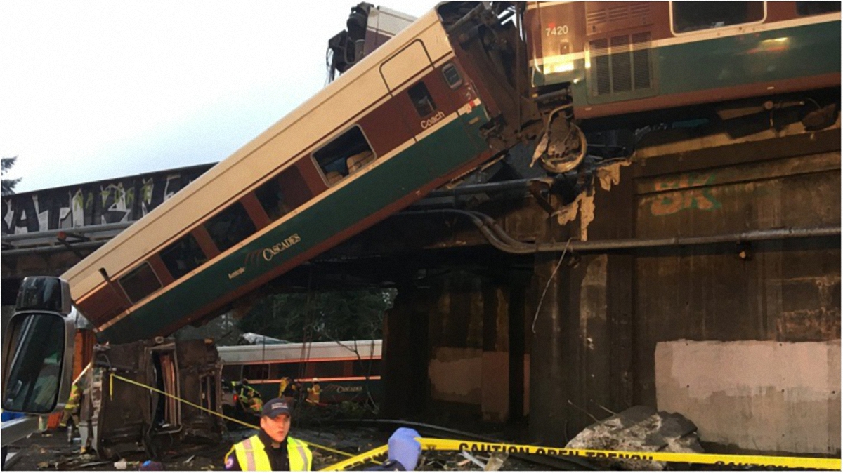 В США поезд упал на шоссе - фото 1
