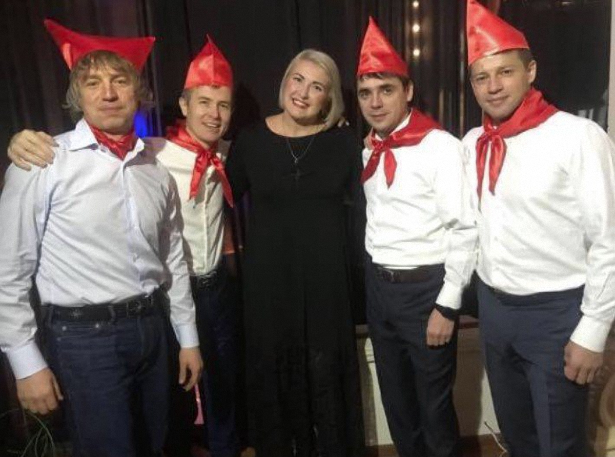 Трухановские депутаты нарядились в пионеров - фото 1